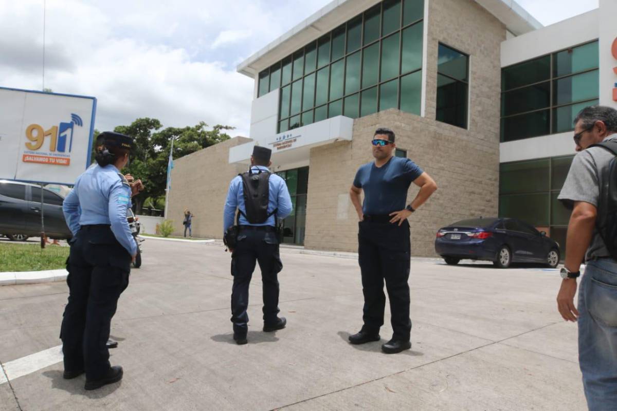 Pese a que el periodista y fotógrafo cumplieron con los protocolos debidos, las autoridades los expulsaron de las instalaciones.