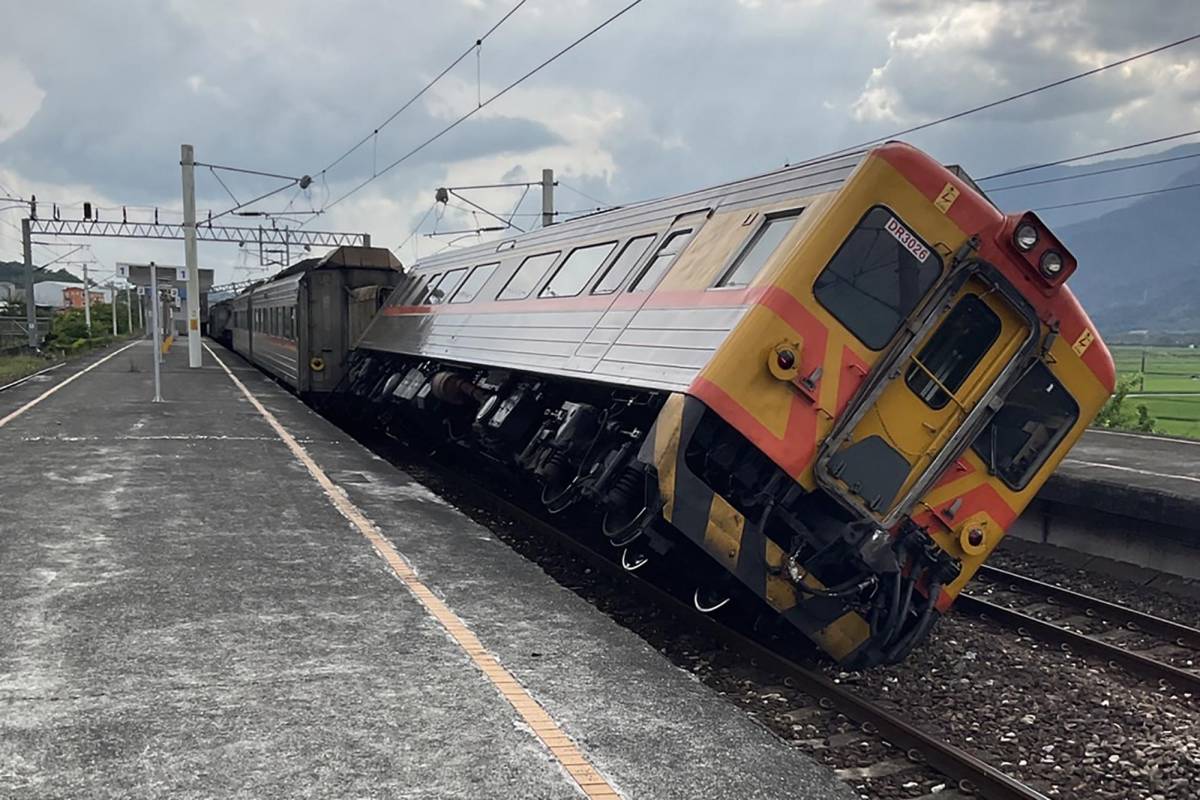 Un tren descarriló en la estación de Dongli, en Hualien, después del terremoto.