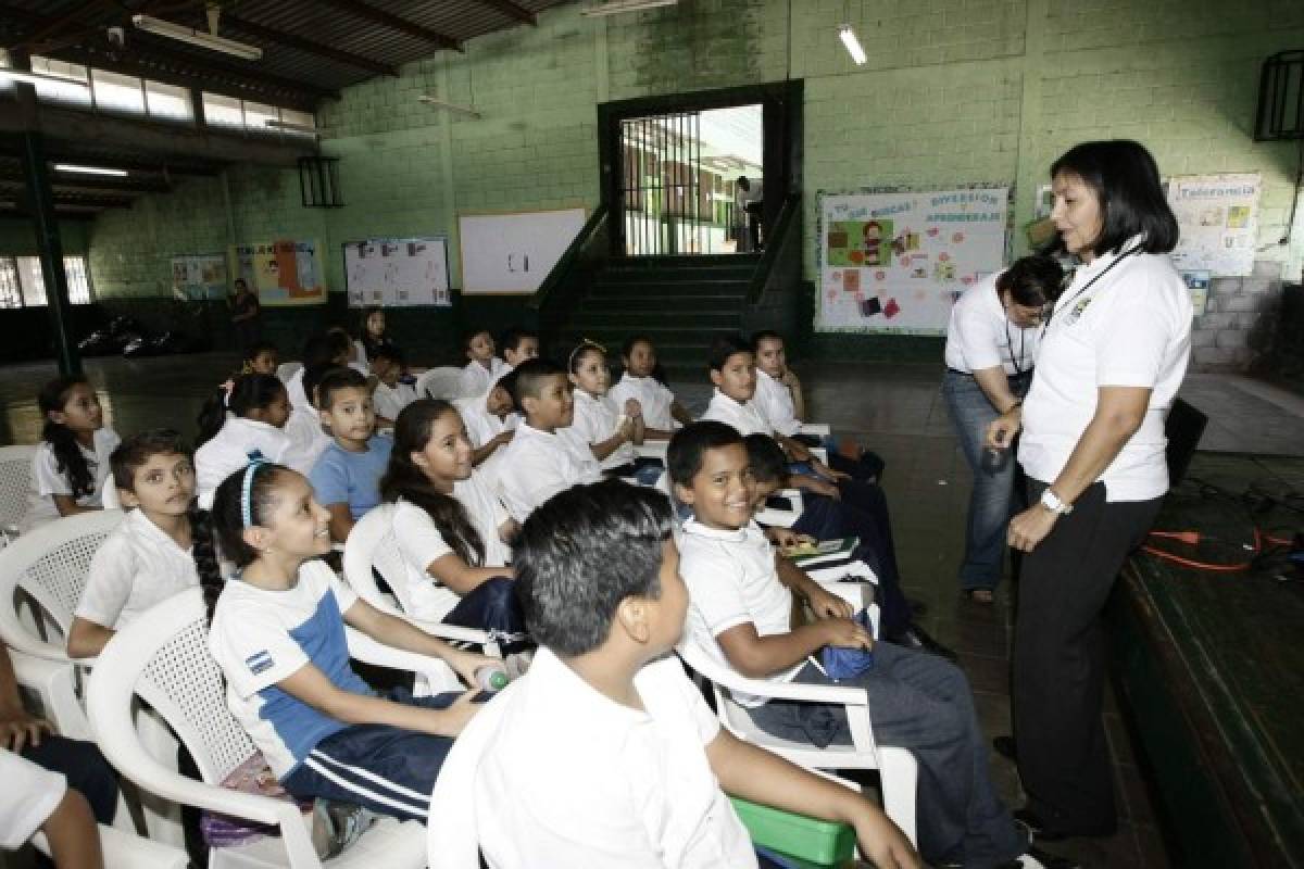 Instruyen a niños del Comité Ambiental de la Escuela Villa Olímpica sobre el cuidado del planeta