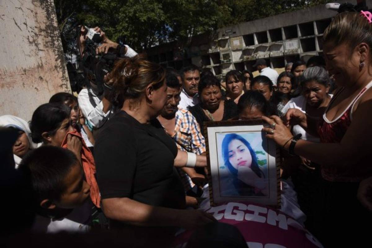 Relatives and friends attend the funeral of 17-year-old Siona Hernandez, who died in a fire at a state-run shelter, at the general cemetery in Guatemala City on March 10, 2017. Guatemala recoiled in anger and shock at the deaths of at least 36 teenage girls in a fire -19 died immediately and the other 17 died in hospital of horrific burns- at a government-run shelter where staff has been accused of sexual abuse and other mistreatment. All the victims were aged between 14 and 17. / AFP PHOTO / JOHAN ORDONEZ