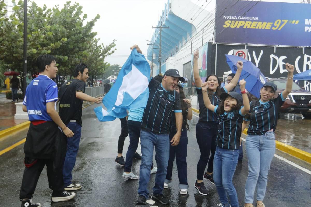 Honduras vs México: Bajo lluvia comienzan a ingresar los aficionados al estadio Morazán