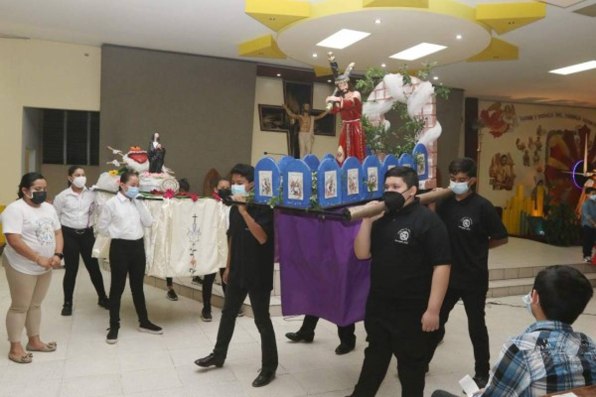 Por medidas de bioseguridad, el viacrucis se realizó con una pequeña procesión dentro de las instalaciones del templo de la colonia San José Obrero.