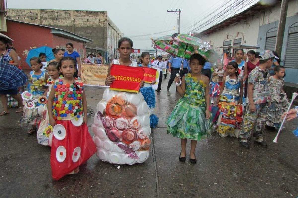 Estudiantes del sur promueven el reciclaje durante desfile patrio