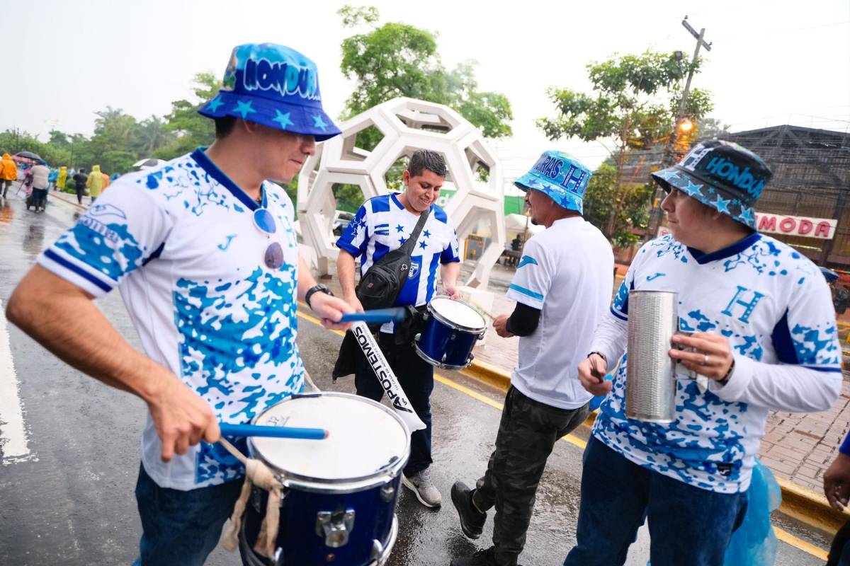 ¡Locura por la H! Ambiente de fiesta se respira previo al Honduras vs México en San Pedro Sula