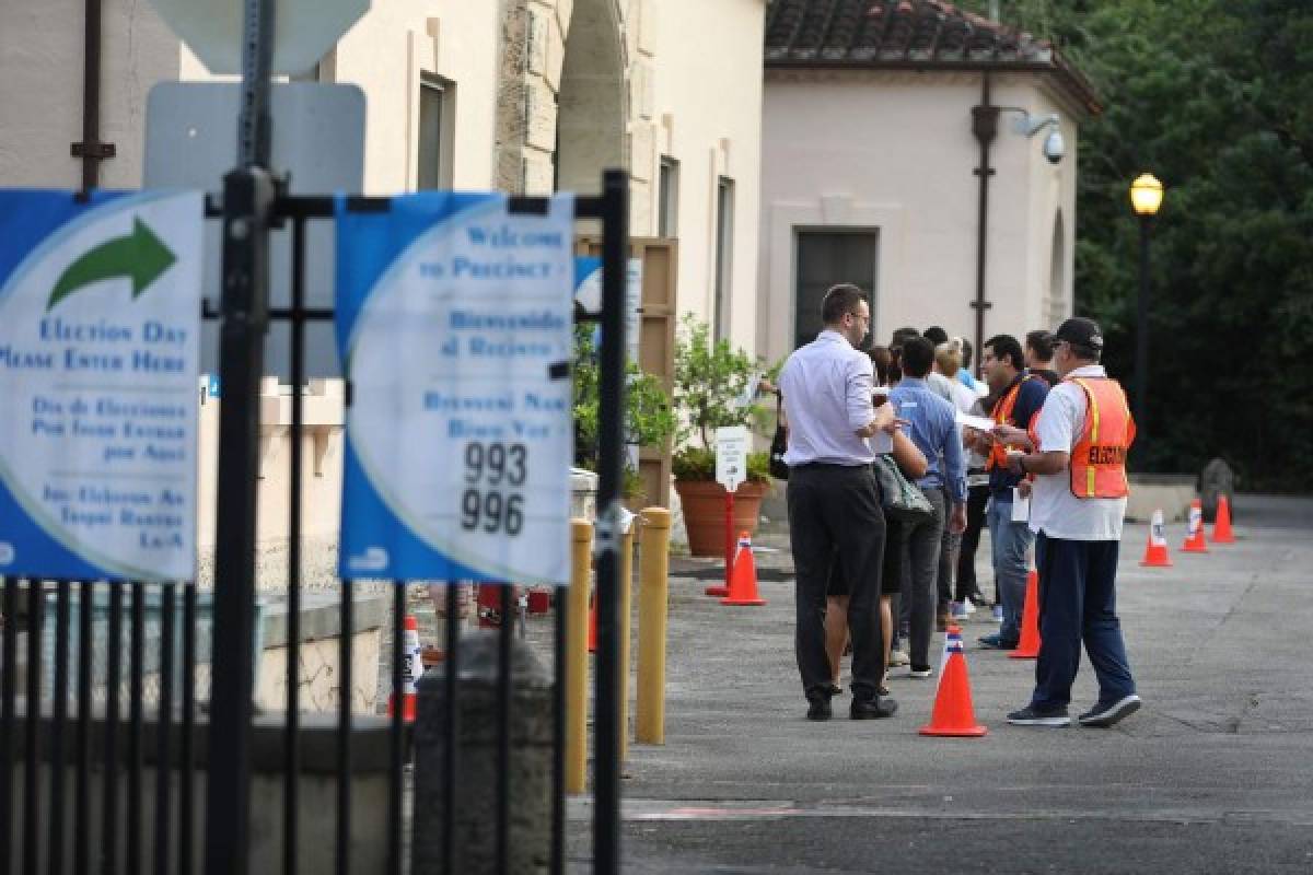 Decenas de personas comenzaron a hacer fila desde temprano en Miami. Foto AFP