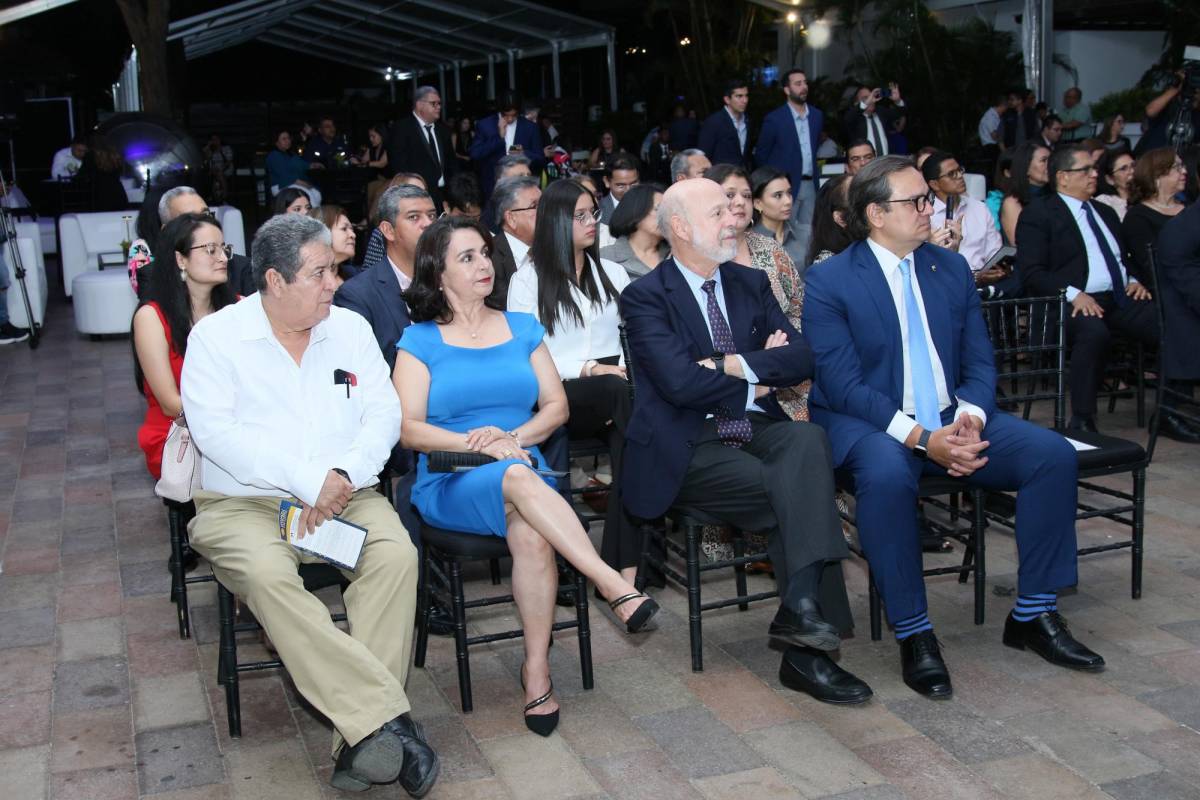 <i>Invitados especiales y familiares de los estudiantes, fueron testigos de la entrega de becas. </i>