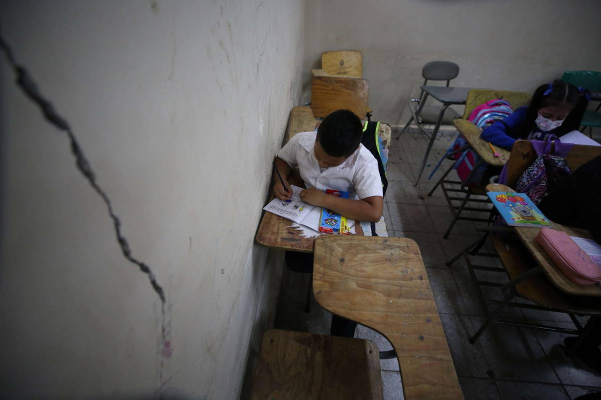 En peligro están escolares por falla geológica en aldea Suyapa