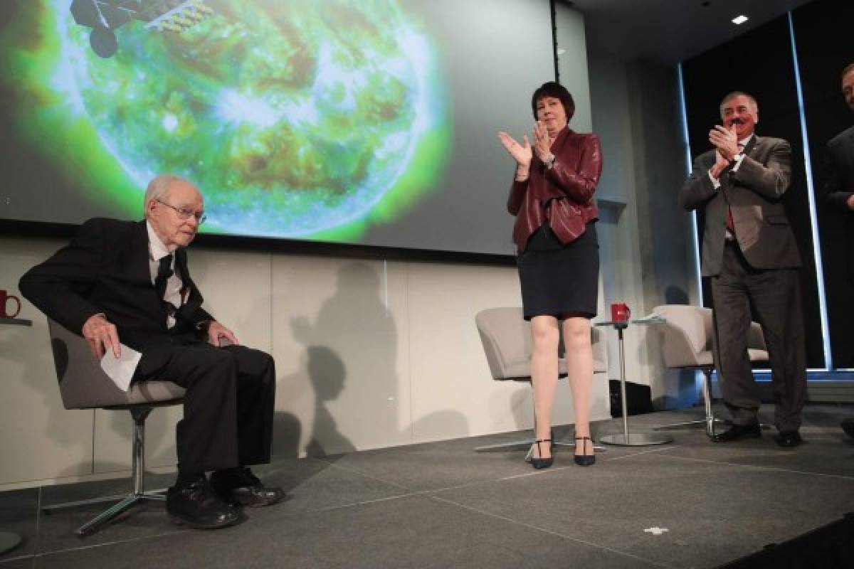 CHICAGO, IL - MAY 31: Dr. Rocky Kolb of the University of Chicago (R) and Dr. Nicola Fox of Johns Hopkins University (C) applaud University of Chicago astrophysicist Dr. Eugene Parker during a presentation to announce plans to deploy a solar probe into the sun's atmosphere for the first time on May 31, 2017 in Chicago, Illinois. The probe will be named the Parker Solar Probe in Dr. Parker's honor. The probe is scheduled to be launch in the summer of 2018. Scott Olson/Getty Images/AFP== FOR NEWSPAPERS, INTERNET, TELCOS & TELEVISION USE ONLY ==