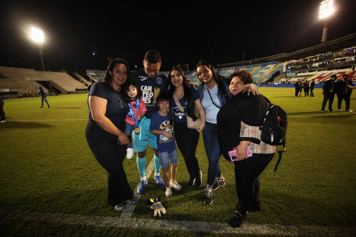 Motagua celebra la obtención de su copa 19 en Liga Nacional: Besos, lágrimas y emoción