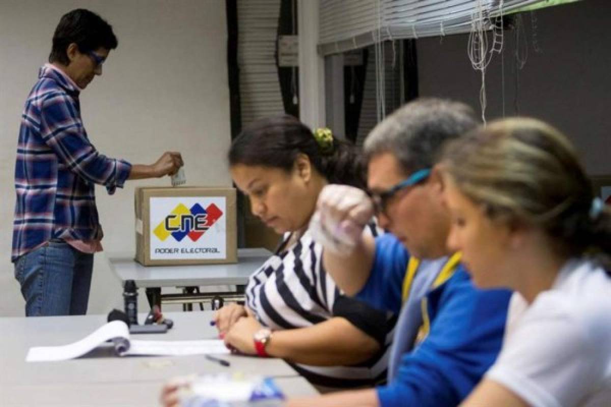 En calma y cansados de la crisis, los venezolanos votan en parlamentarias  