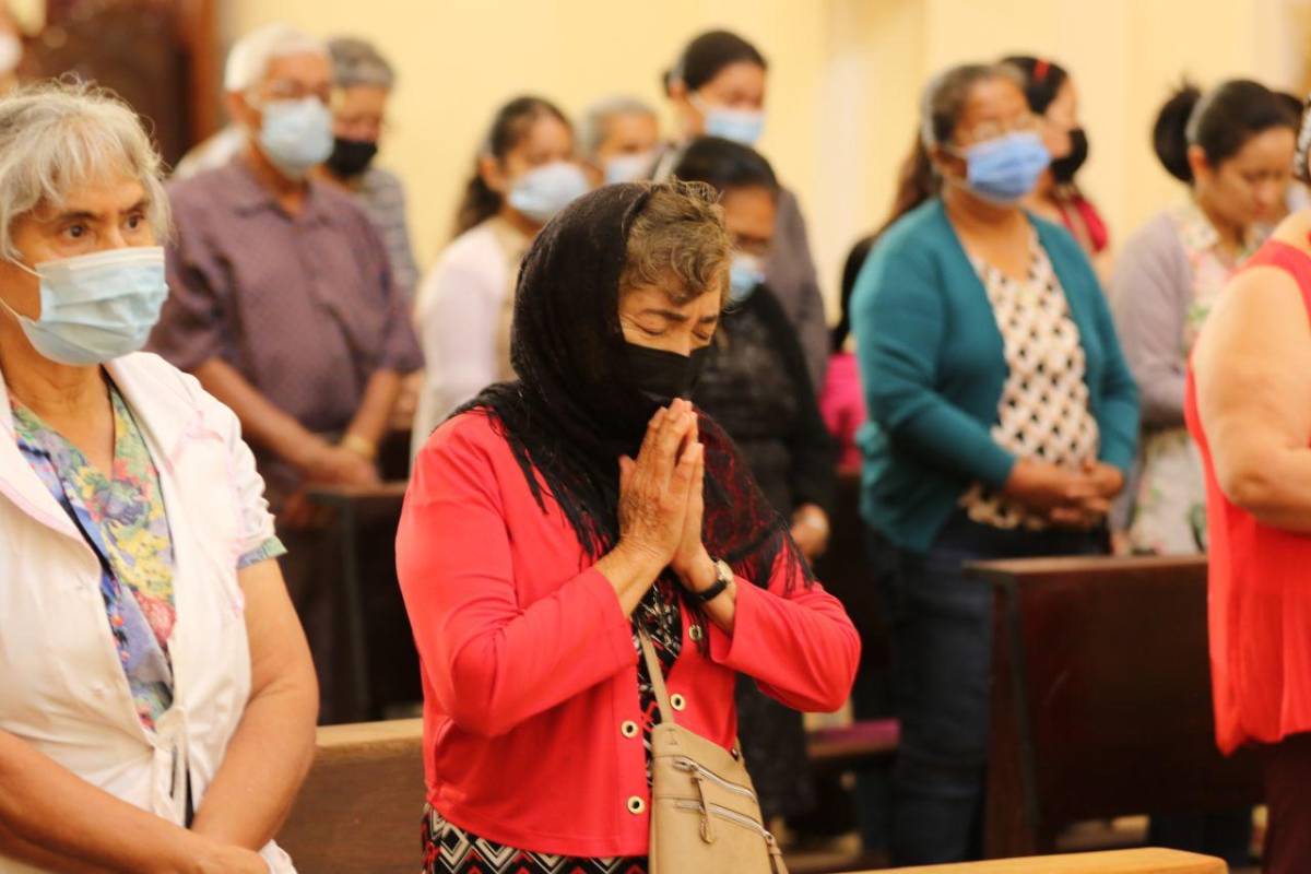 Los creyentes llegaron a la Santa Misa de la Catedral de Tegucigalpa.