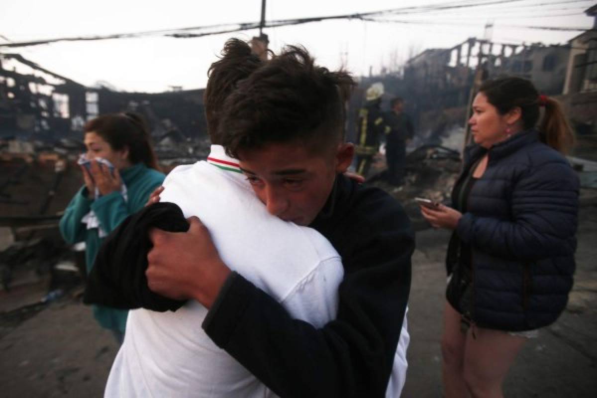 Gigantesco incendio afecta 100 casas en ciudad chilena de Valparaíso  