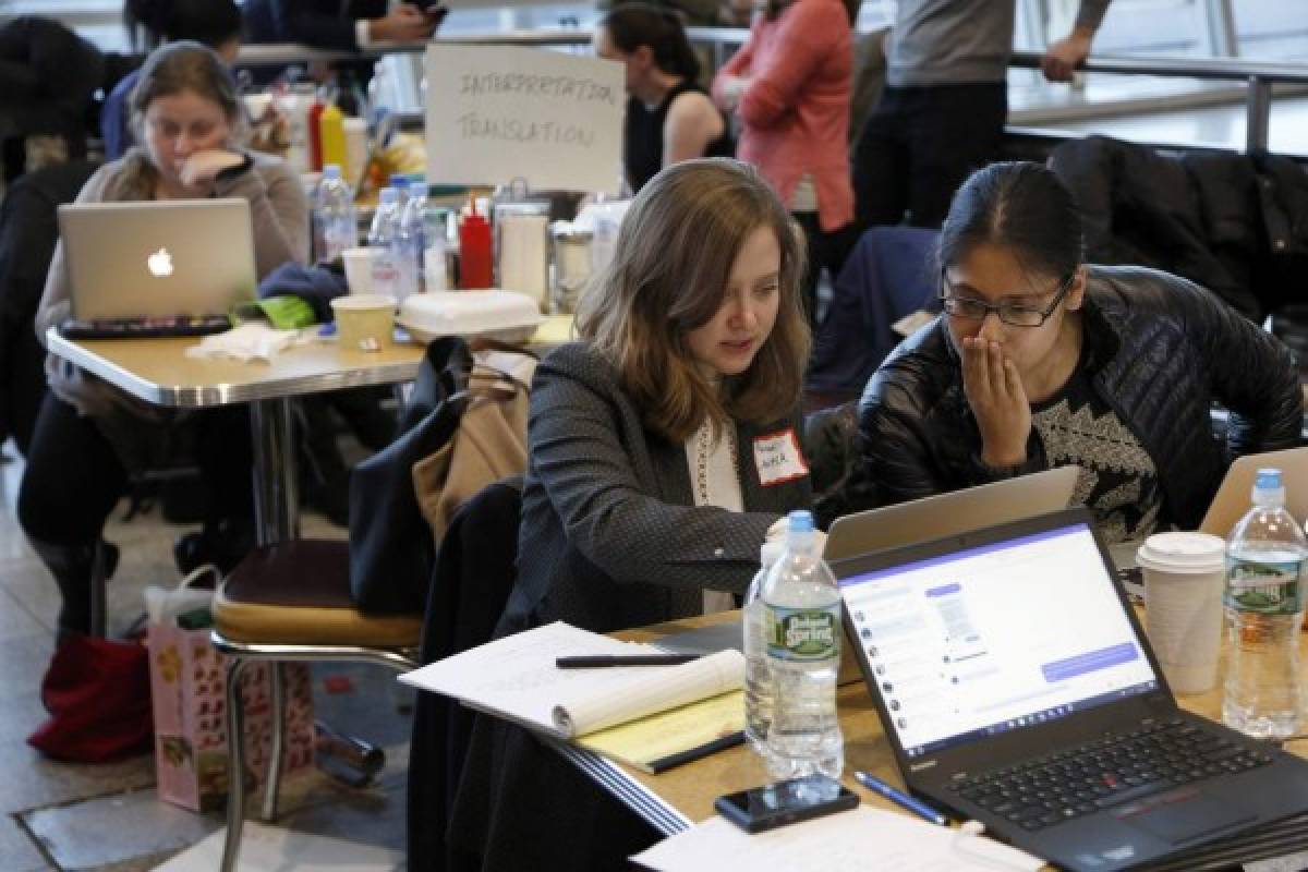 EEUU: Abogados voluntarios ayudan a migrantes en aeropuertos tras decreto de Trump