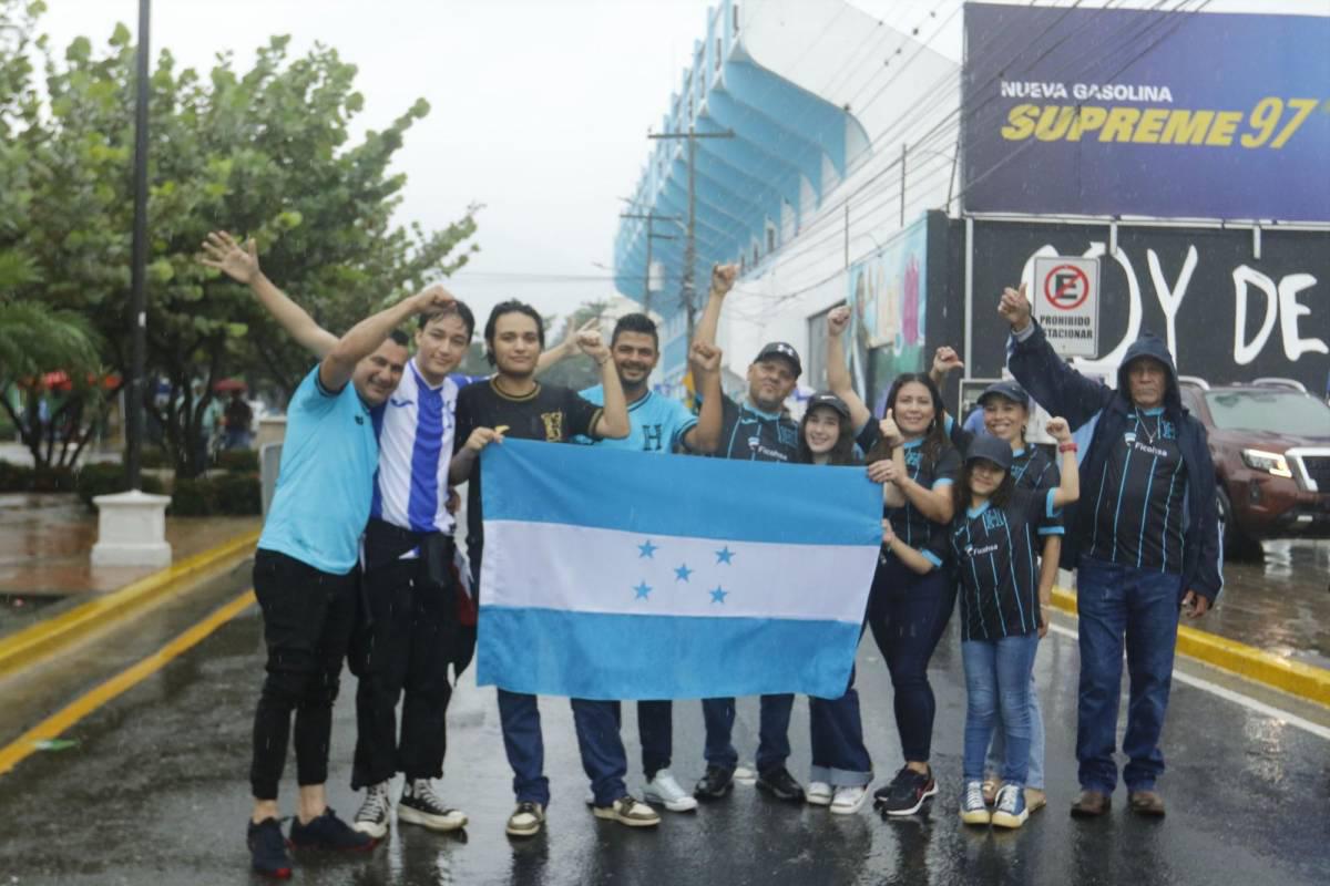 Honduras vs México: Bajo lluvia comienzan a ingresar los aficionados al estadio Morazán