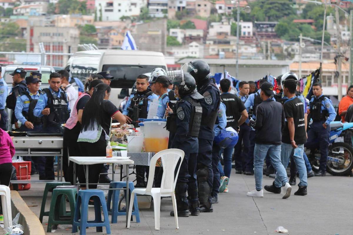 En fotos: Ambientazo de los azules, disturbios y sonrisa de Auzmendi previo al Motagua vs Olimpia