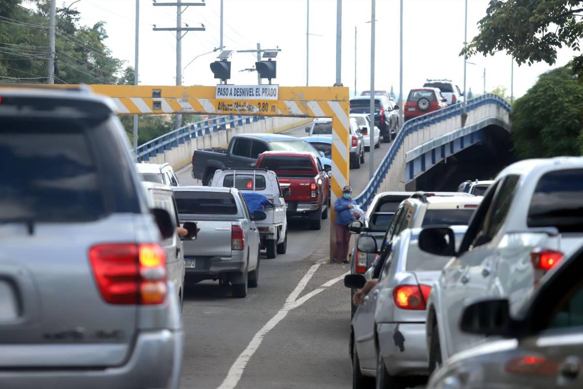 Cantidad de carros en Tegucigalpa triplica la capacidad de la red vial