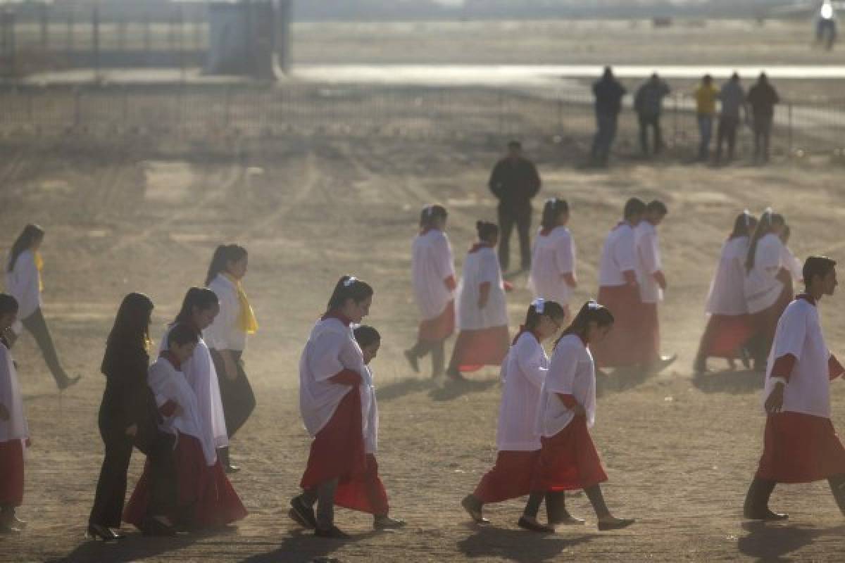 Un grupo de fieles de casi 500 personas, se reúne en la frontera incluyendo migrantes y refugiados, esparan del lado estadounidense.