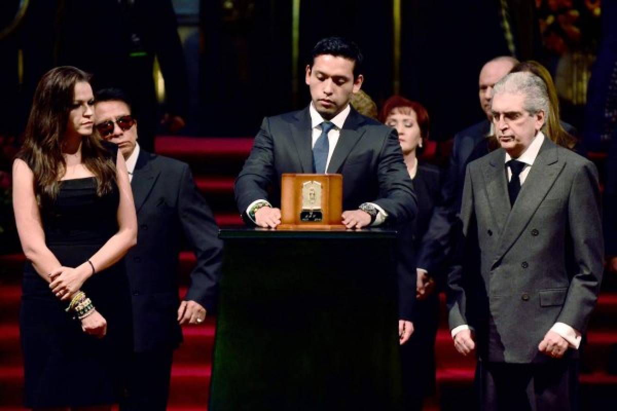 EN VIVO: Miles acuden a Bellas Artes para decir adiós a Juan Gabriel