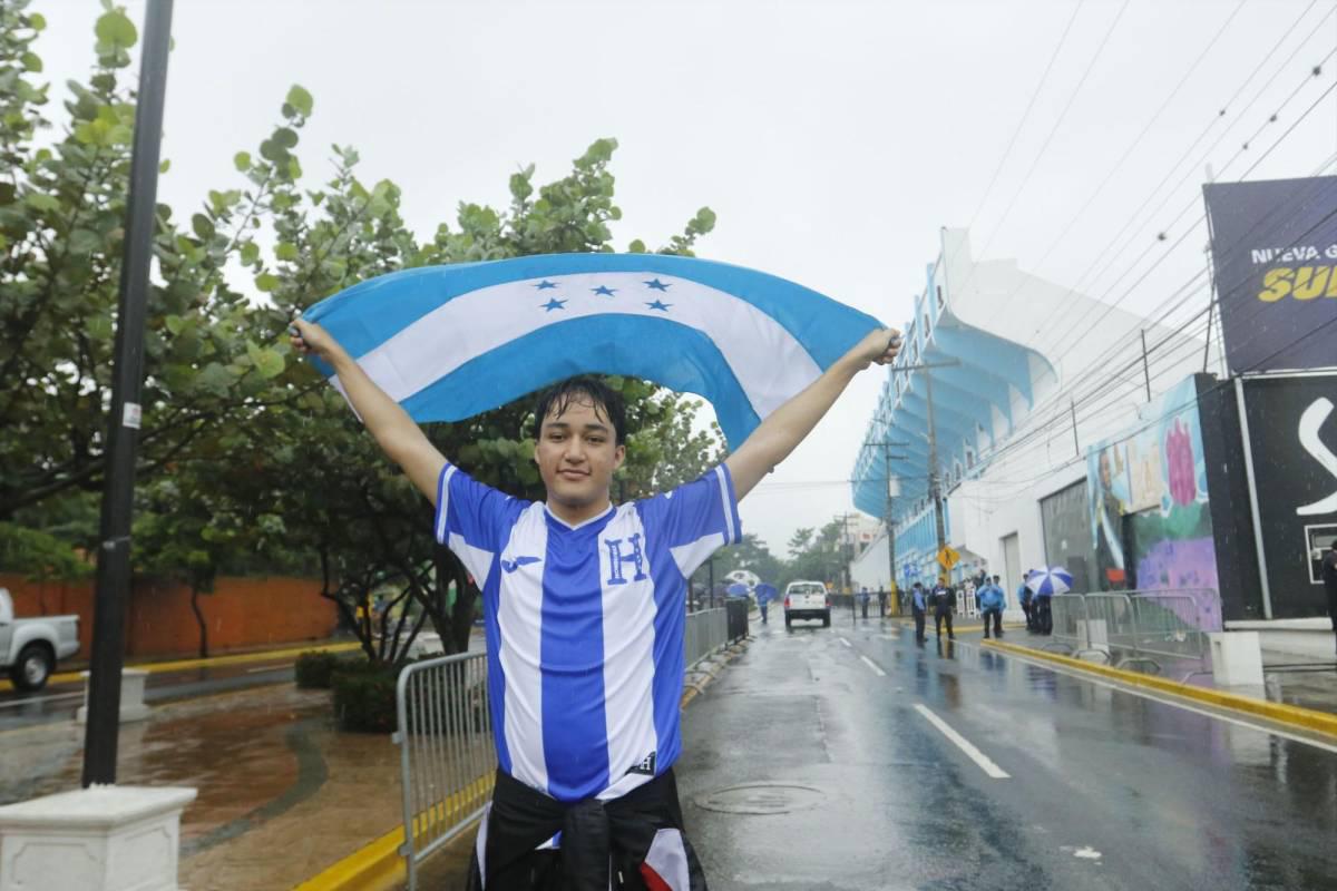 Honduras vs México: Bajo lluvia comienzan a ingresar los aficionados al estadio Morazán