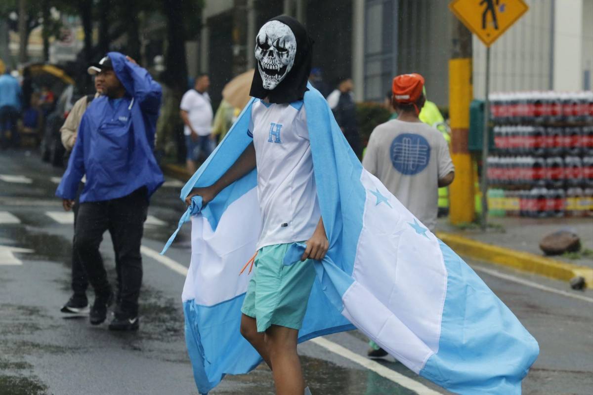 ¡Locura por la H! Ambiente de fiesta se respira previo al Honduras vs México en San Pedro Sula