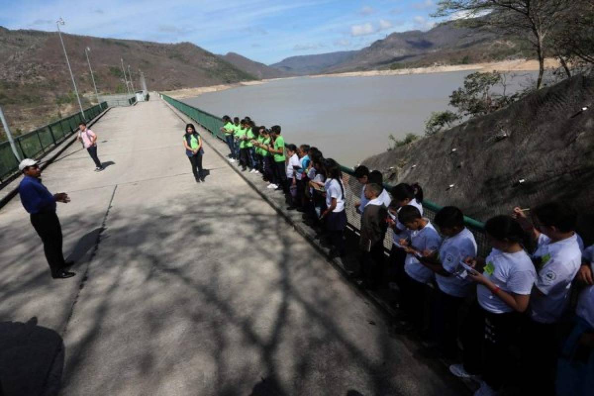 Niños ambientalistas recorren la represa más grande de la capital