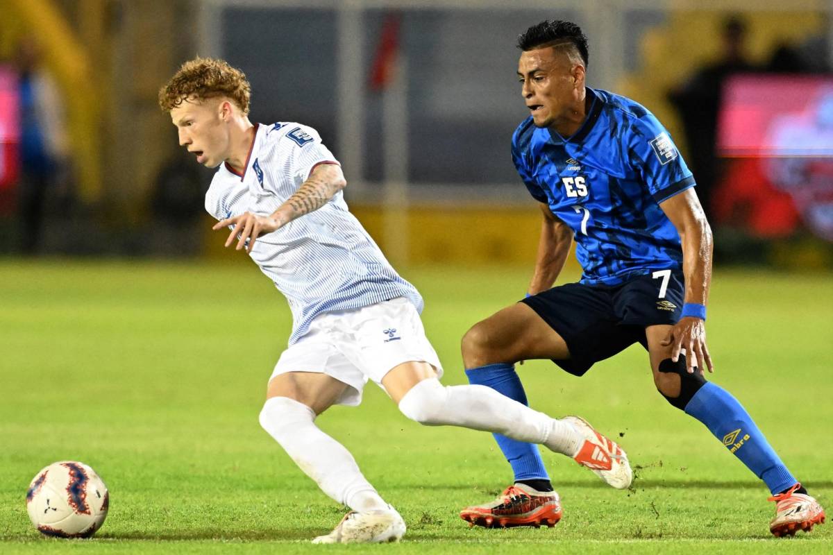 Puerto Rico's forward Jeremy de León (L) and El Salvador's midfielder Darwin Ceren (R) fight for the ball during the 2026 FIFA World Cup Concacaf qualifier football match between El Salvador and Puerto Rico at the Cuscatlan stadium in San Salvador on June 6, 2024. (Photo by Marvin RECINOS / AFP)