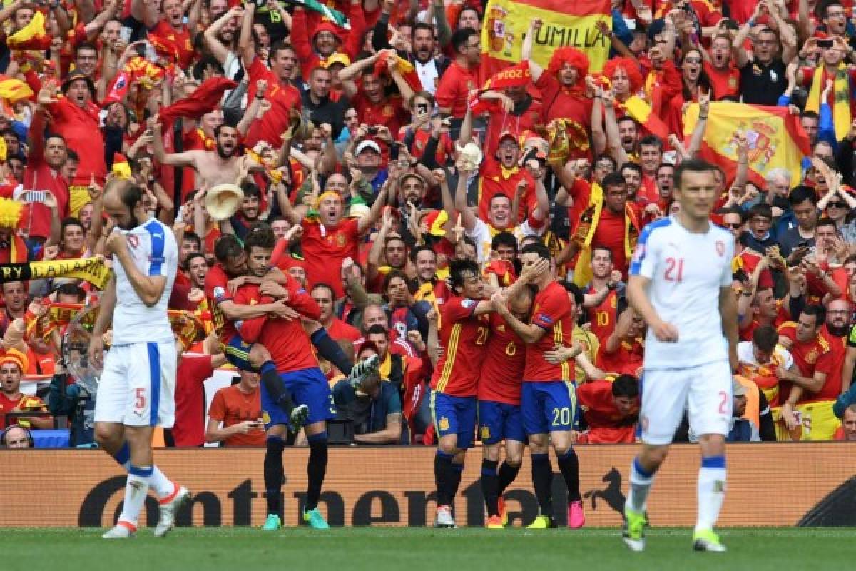 Piqué permite a España superar el muro checo en debut de la Eurocopa  