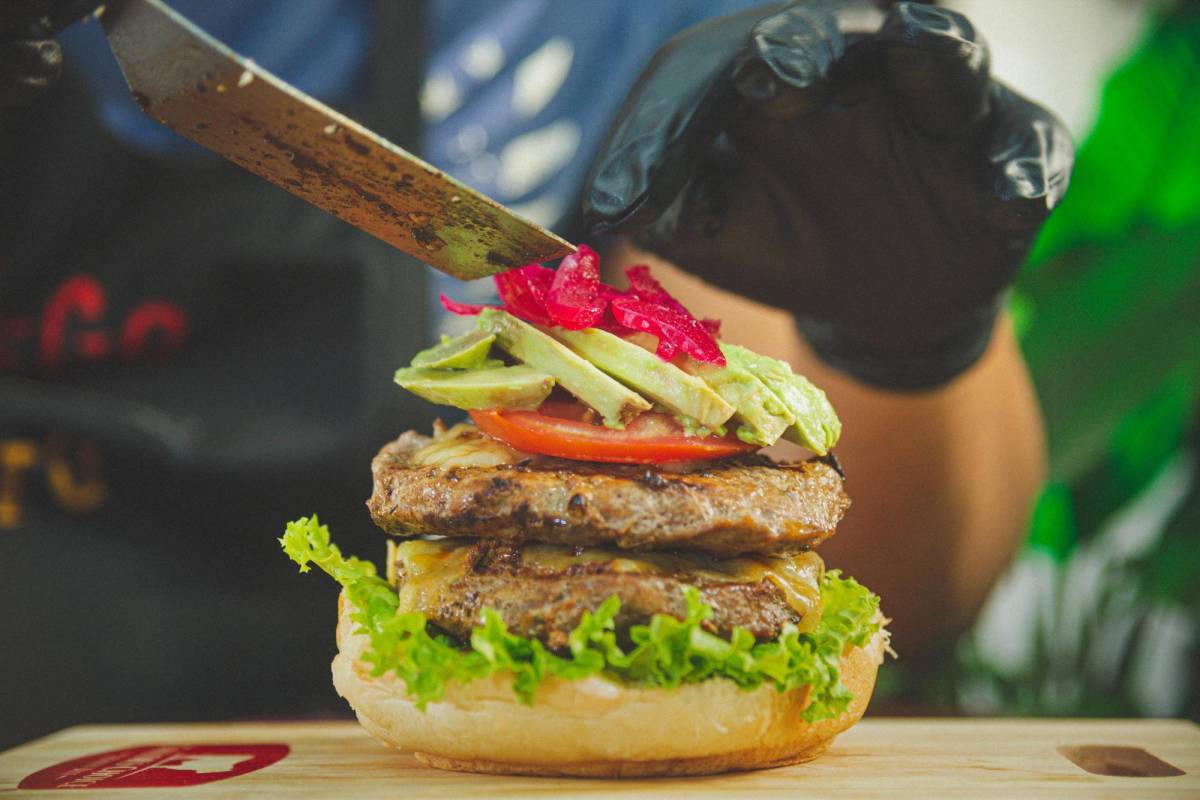 Receta de una hamburguesa de res catracha, fácil y rápida