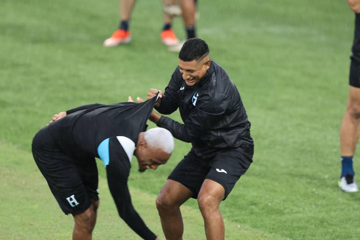 Honduras entrena bajo la lluvia previo al juego ante México por la Nations League