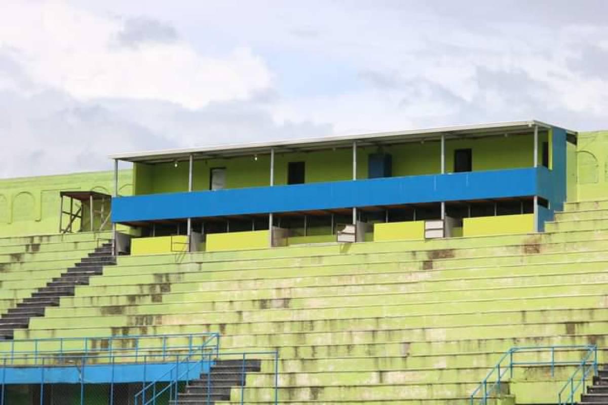 Comienzan los trabajos de cambio de engramillado en el estadio Juan Ramón Brevé