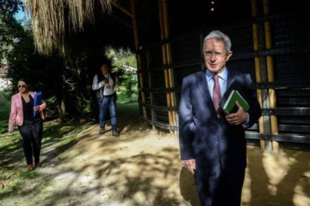 Álvaro Uribe afirma que Venezuela necesita 'salida de fuerza' y no diálogo