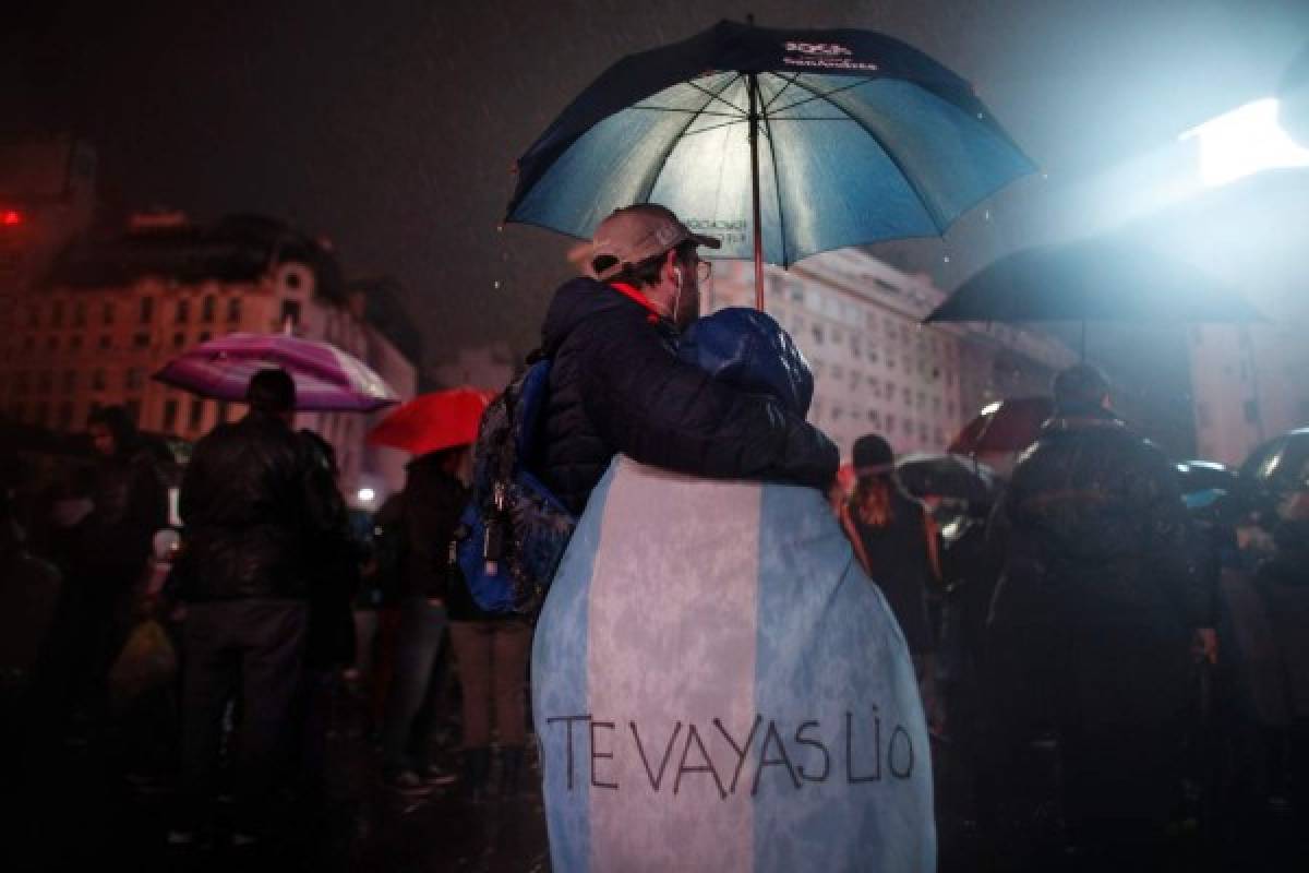 Argentinos ruegan por Messi bajo un diluvio en Obelisco porteño