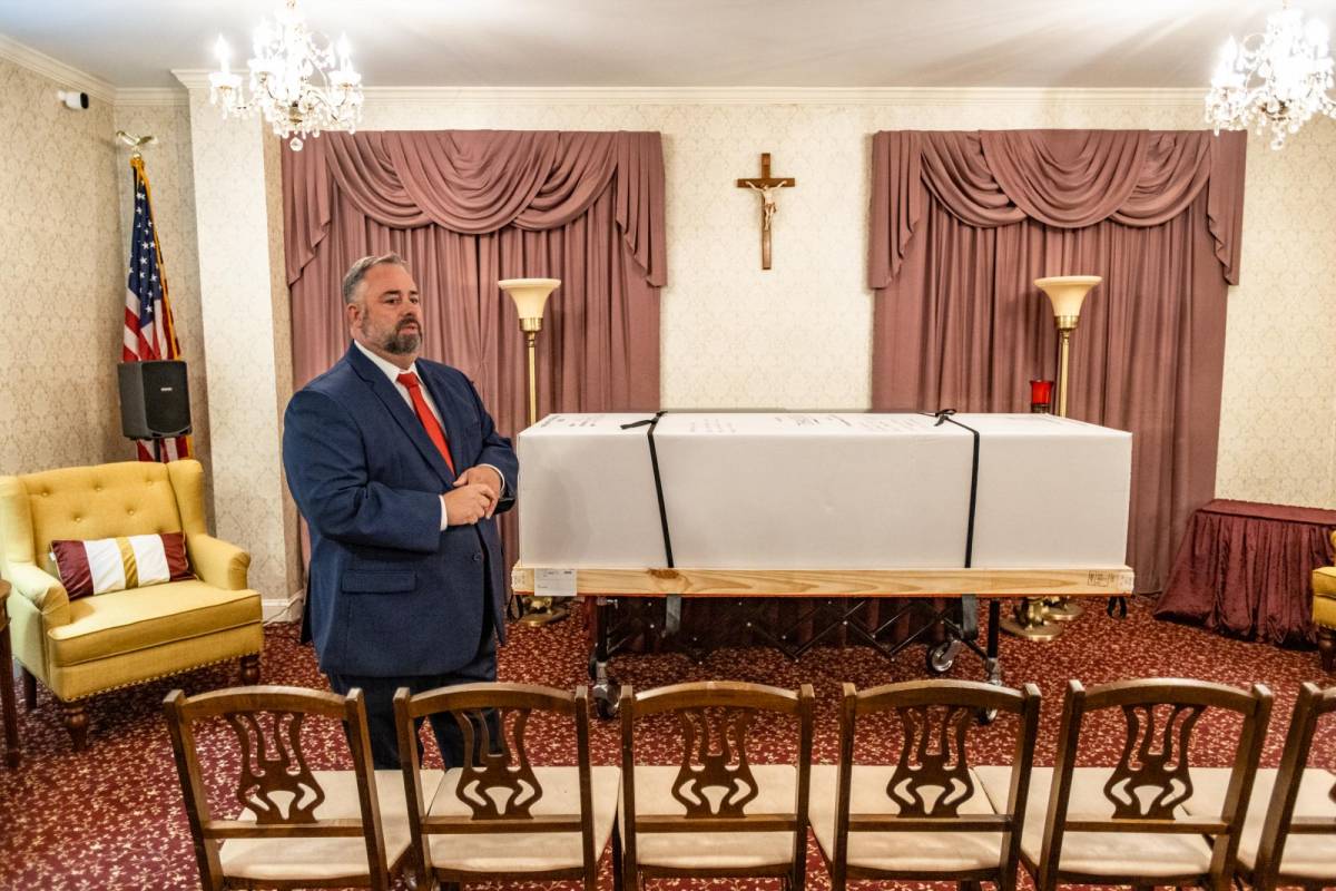 El director de funeraria Brian Cable de Rinaldi Funeral Service en Silver Spring habla sobre las complicaciones de repatriar a difuntos a sus países de origen. (Jerry Jackson | Baltimore Sun)