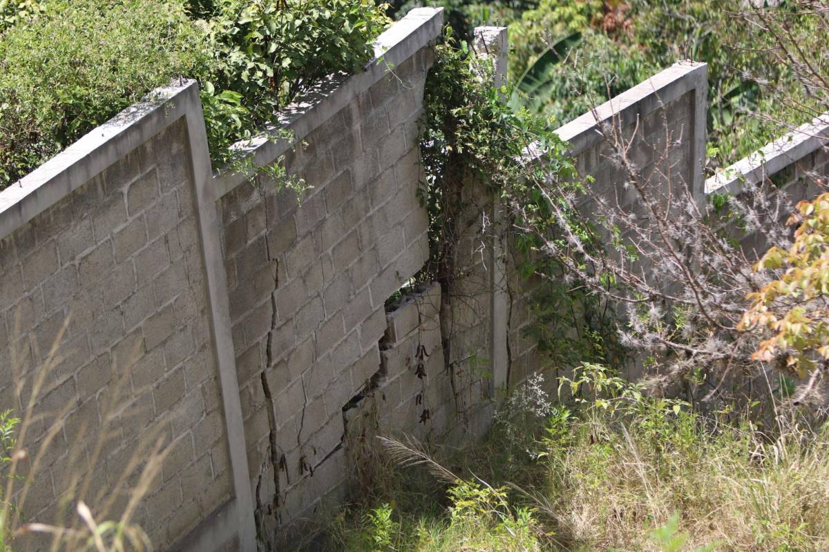 En peligro están escolares por falla geológica en aldea Suyapa