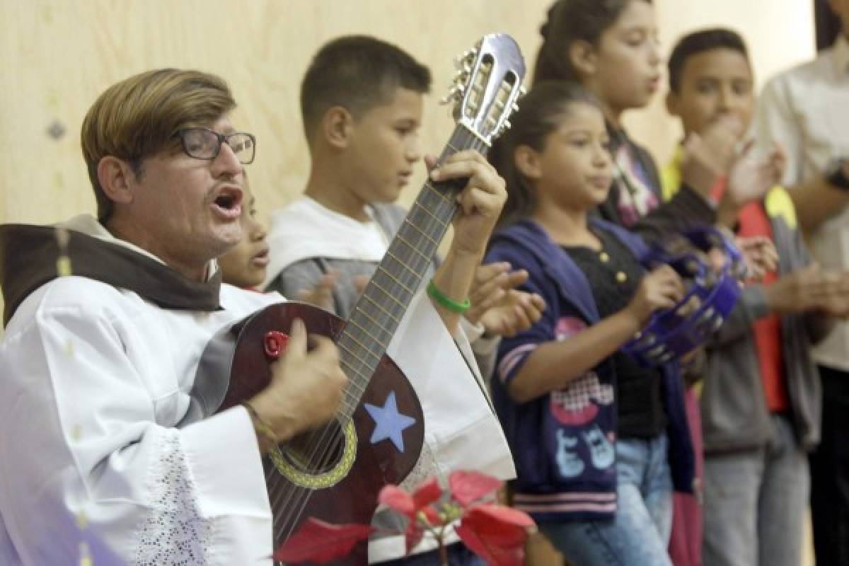 Al misionero le encanta entonar villancicos y contagiar con su alegría (Foto: El Heraldo Honduras/ Noticias de Honduras)