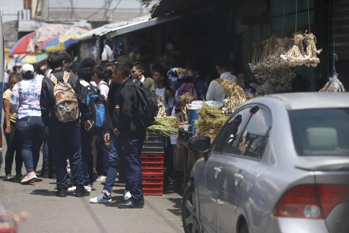 Dura tarea de la Alcaldía para ordenar a 100 mil vendedores ambulantes de la capital