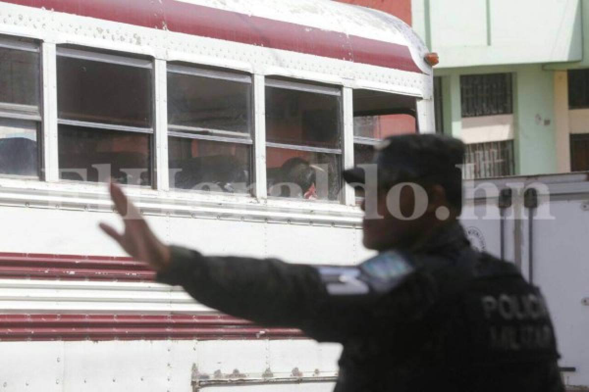 Matan a hondureño frente a su hijo al interior de un bus en la capital