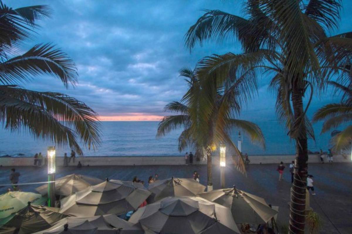 El malecón de Puerto Vallarta, situado en la costa norte del estado de Jalisco con paradisíacas playas en el Pacífico, es uno de los destinos favoritos de turistas mexicanos y extranjeros (Foto: AFP)