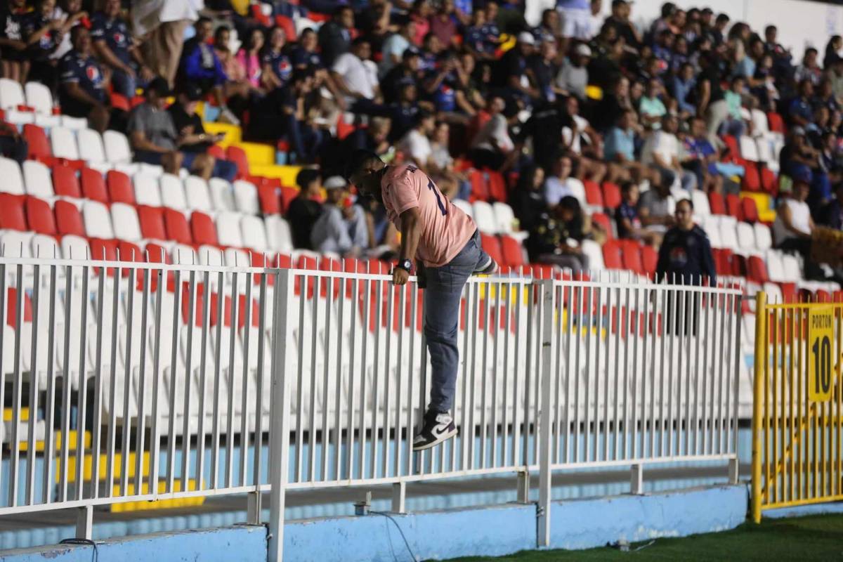 No se vio TV: Aficionado salta al campo para celebrar con Motagua y expulsión de Génesis