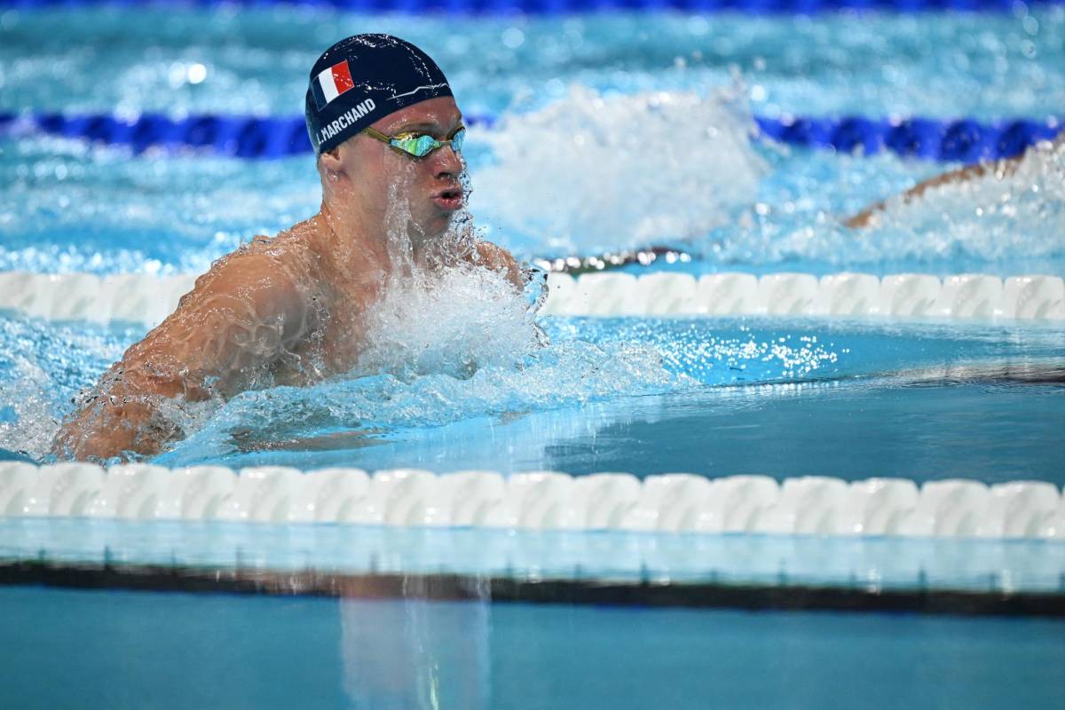 ¿Quién es León Marchand, nadador olímpico que comparan con Michael Phelps?