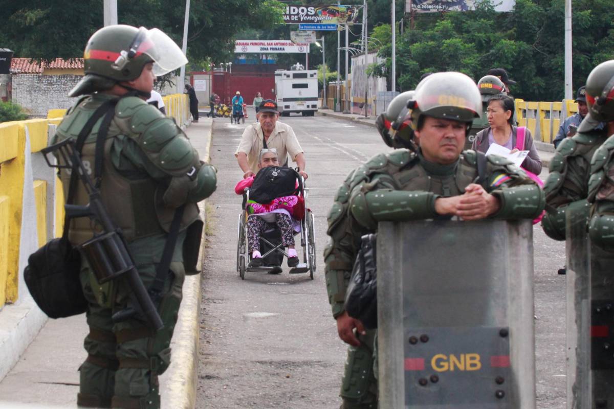 Para evitar ingreso de Edmundo González, Venezuela cierra frontera terrestre y aérea con Colombia