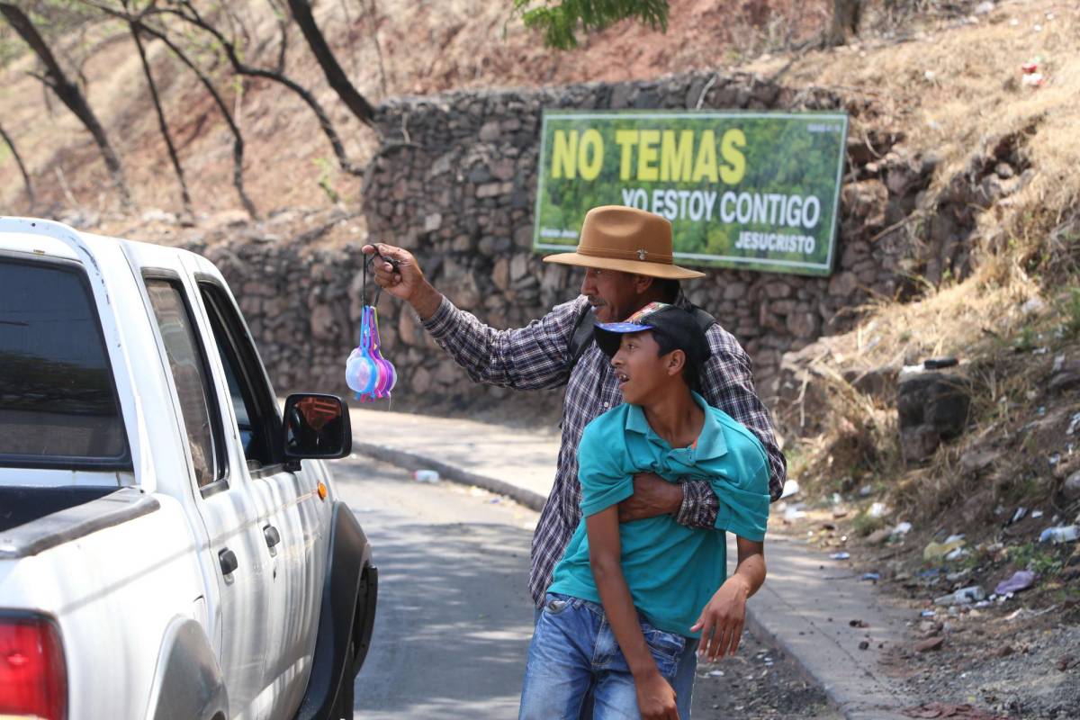 Padre vende plástico en las calles para operar a su hijo con parálisis cerebral