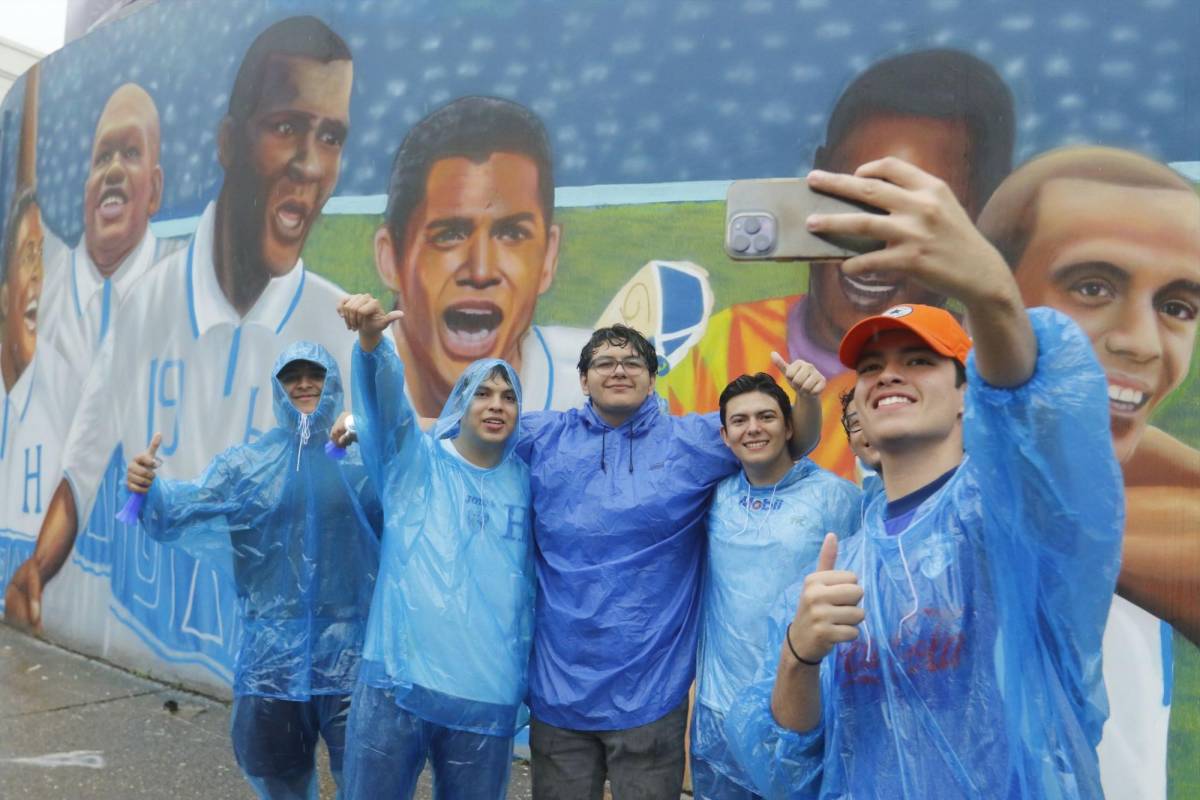 ¡Locura por la H! Ambiente de fiesta se respira previo al Honduras vs México en San Pedro Sula