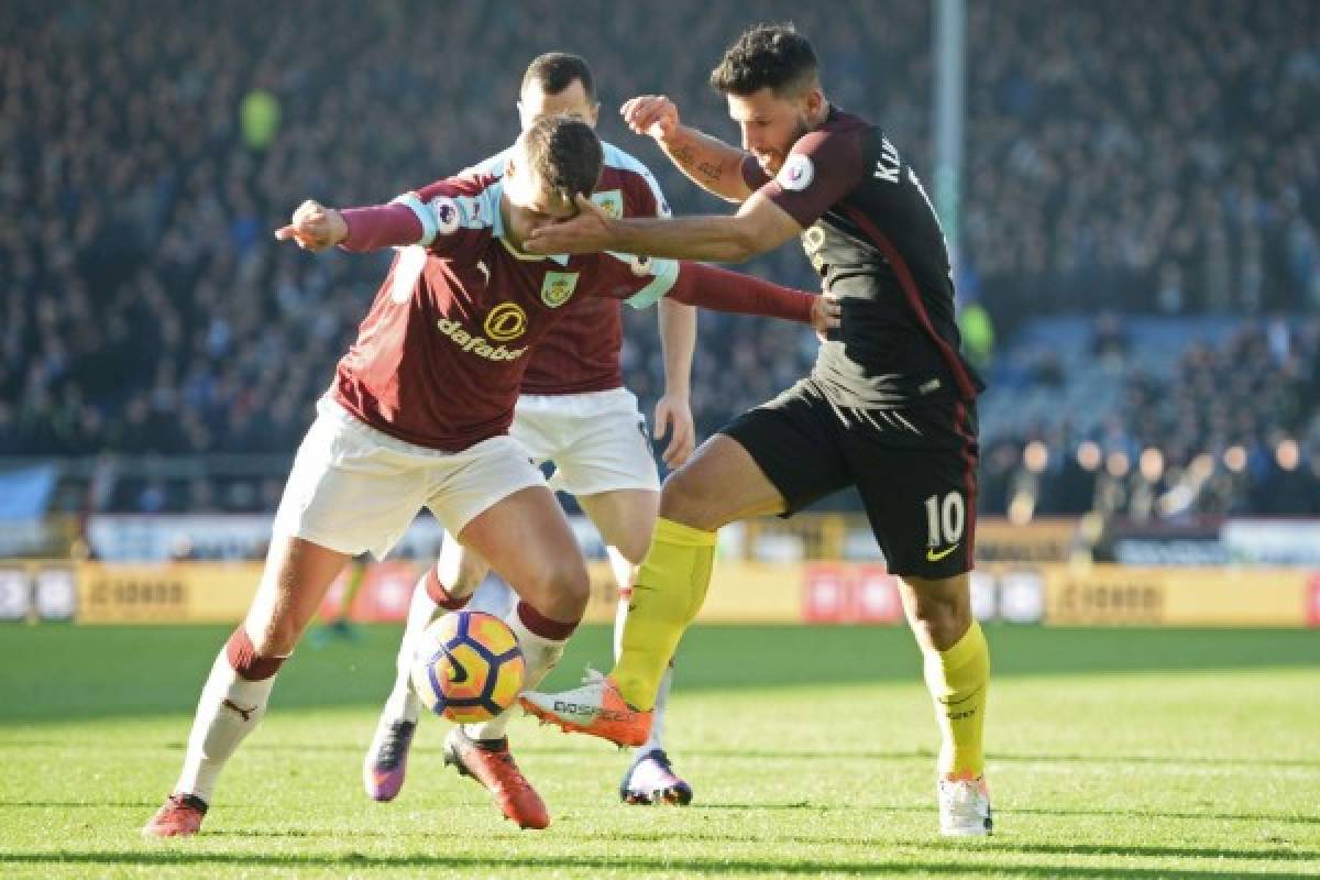 El City se coloca líder tras remontar ante el Burnley (2-1) con doblete de Agüero