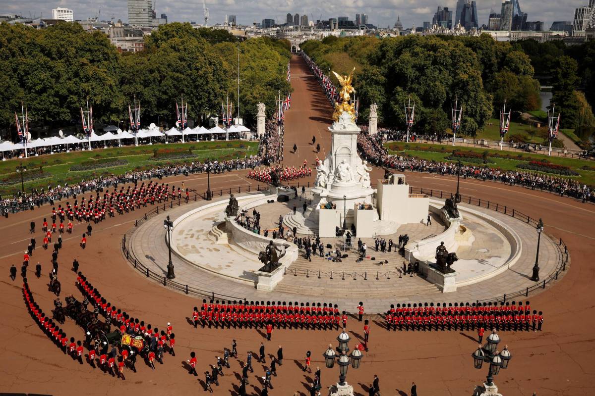 El féretro pasará frente al memorial de la reina Victoria.