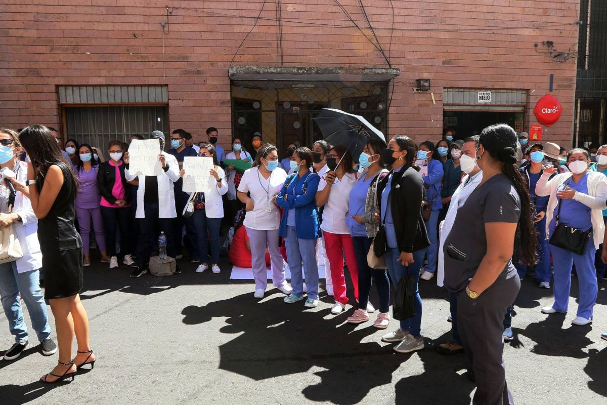 Enfermeras profesionales protestan por reajuste salarial a nivel nacional