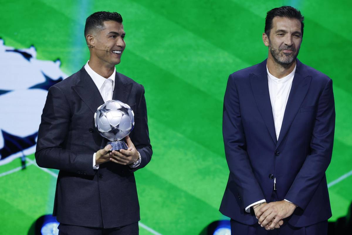 Cristiano Ronaldo recibe premio como el máximo goleador histórico en Champions League