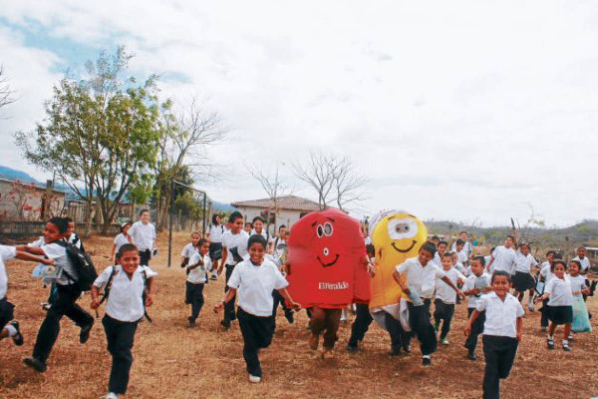 Soli-Diario calza y equipa con útiles a niños de El Rodeo