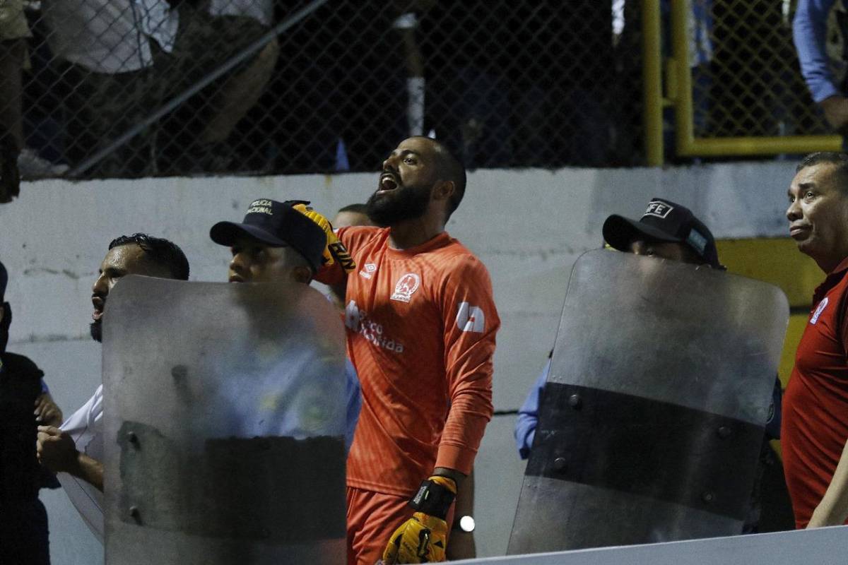 Edrick Menjívar salió con bronca con la afición de Real España.