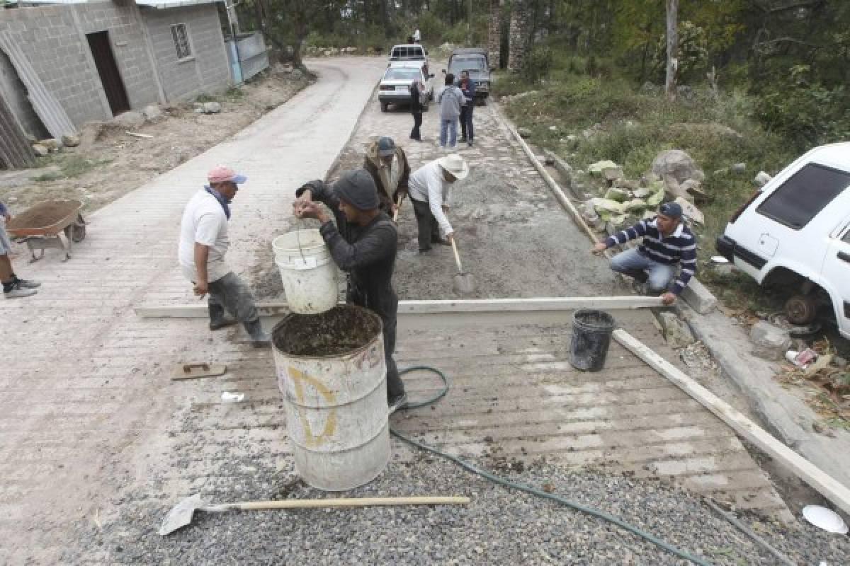 La 'Alcaldesa” pavimenta 100 metros de calle en aldea Villa Nueva